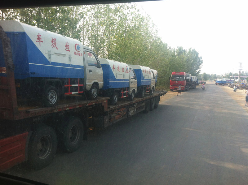 圖為準(zhǔn)備發(fā)車至山西的小型<a href=http://m.jzdaj.com/ljc target=_blank class=infotextkey>垃圾車</a>