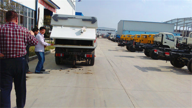 內(nèi)蒙客商正在參觀五十鈴<a href=http://m.jzdaj.com/saoluche/ target=_blank class=infotextkey>掃路車</a>