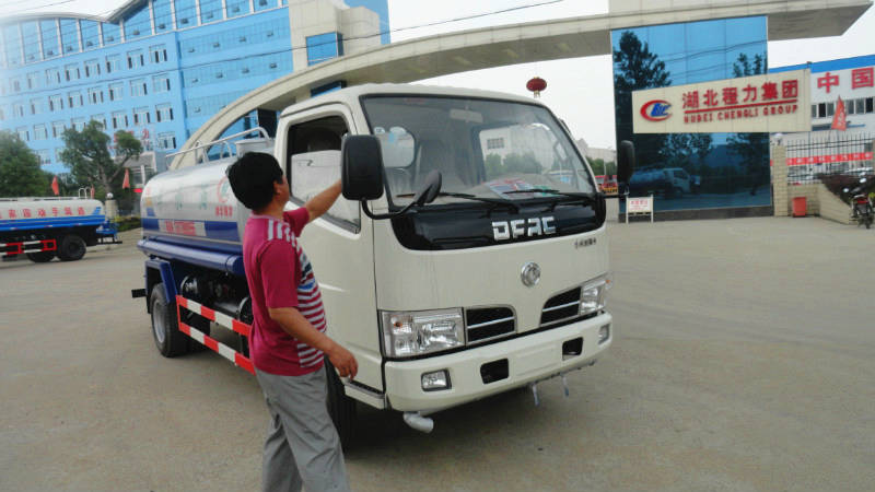 正在給5噸<a href=http://m.jzdaj.com/ssc target=_blank class=infotextkey>灑水車</a>做出廠前準備
