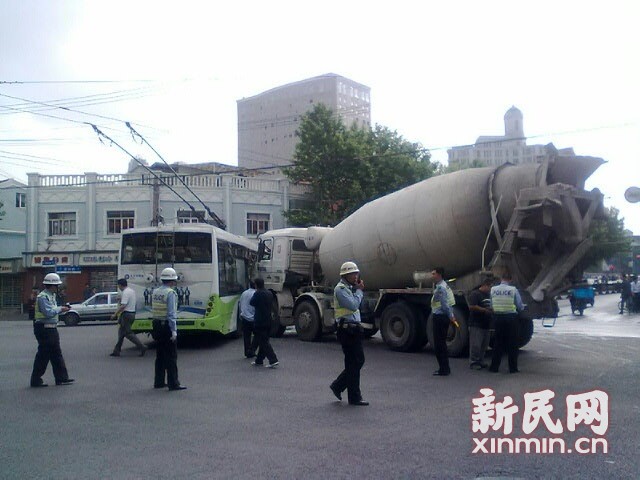 一輛19路電車在新閘路成都北路路口被一輛水泥<a href=http://m.jzdaj.com/jbc/ target=_blank class=infotextkey>攪拌車</a>攔腰撞擊，車毀嚴重。通訊員 殷佳維 攝