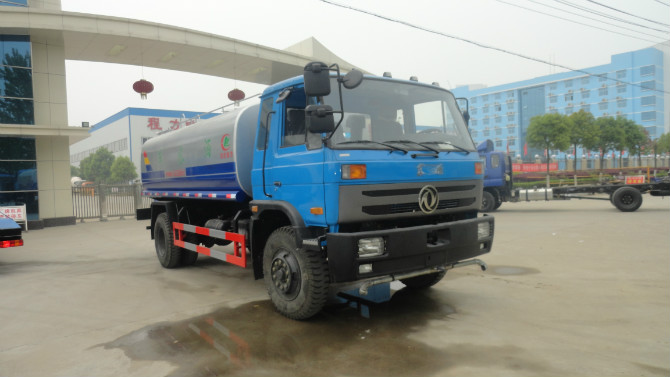 程力廠門 前的東風(fēng)153<a href=http://m.jzdaj.com/ssc target=_blank class=infotextkey>灑水車</a>