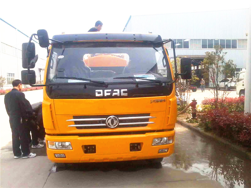 高壓清洗<a href=http://m.jzdaj.com/xifenche/ target=_blank class=infotextkey>吸糞車</a>正面圖